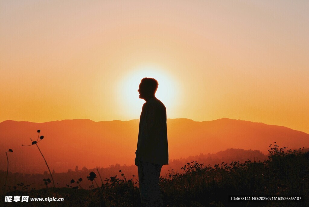 夕阳下的孤独身影