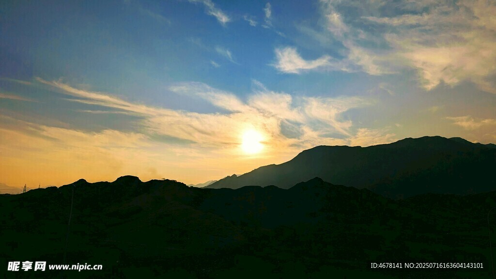 日落时分的山峦美景
