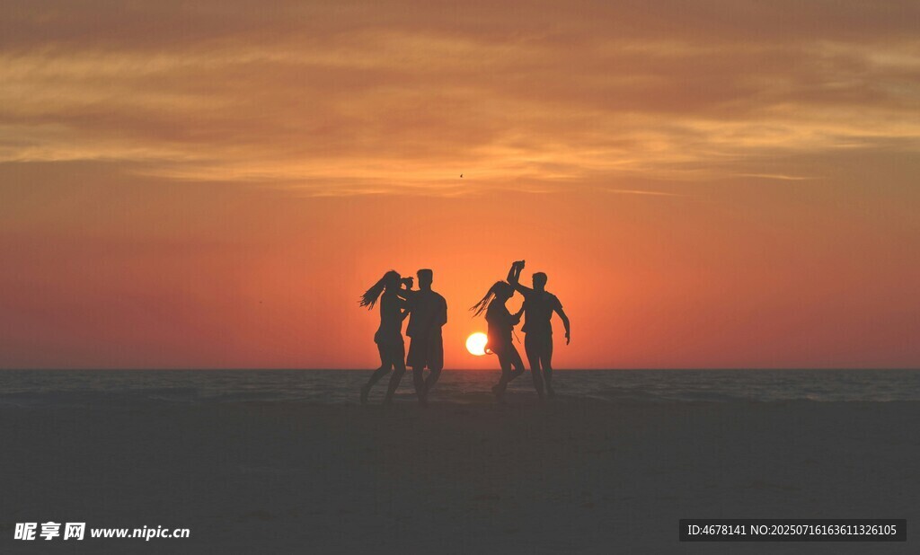 夕阳下的四人漫步身影