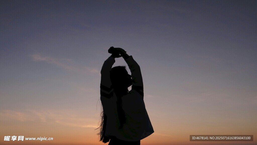 夕阳下的舞者