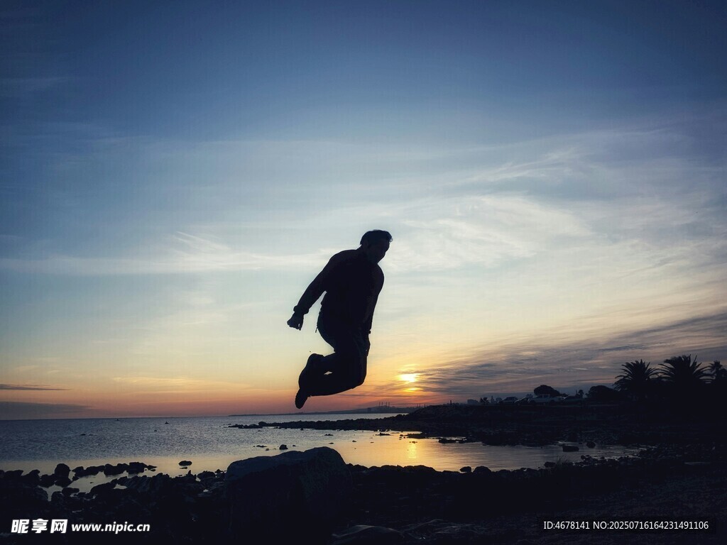 夕阳下的孤独跳跃身影