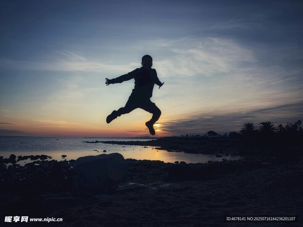 夕阳下的跳跃身影