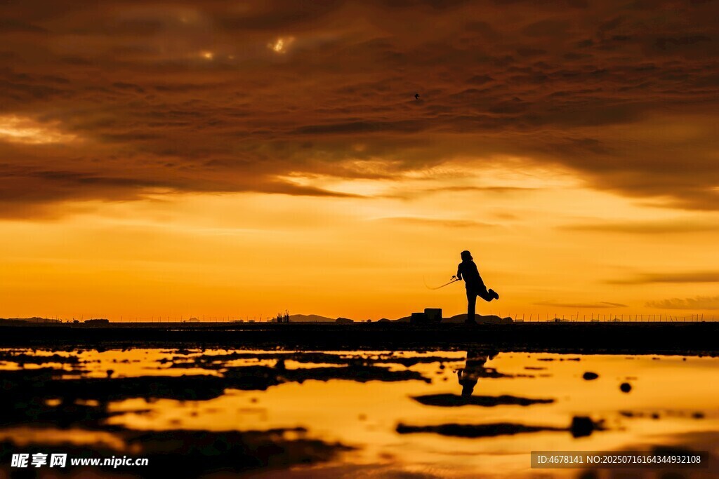 夕阳下的海边独行者