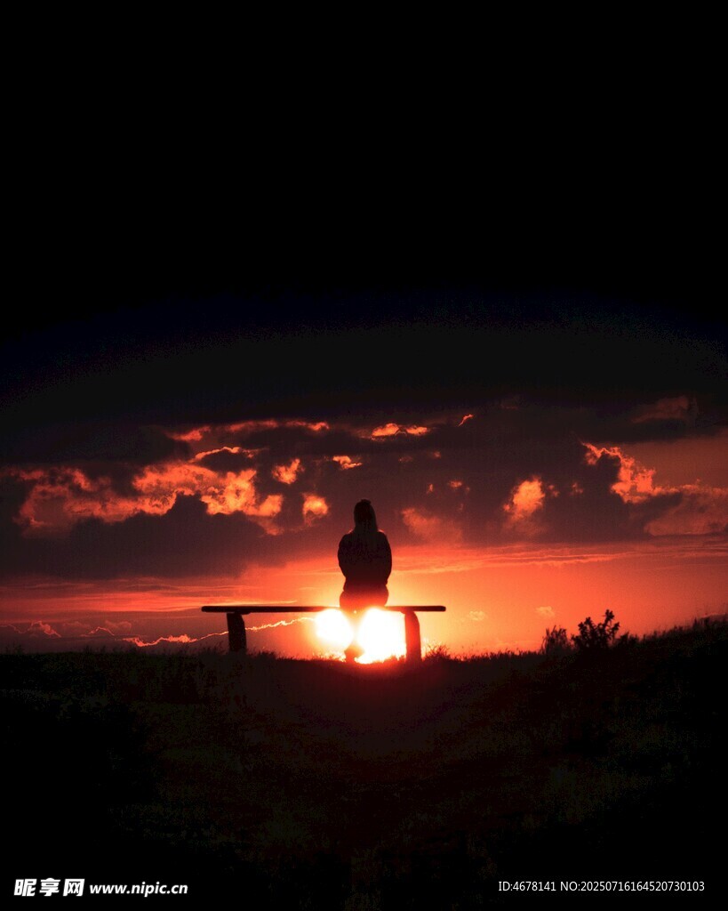 夕阳下的孤独身影