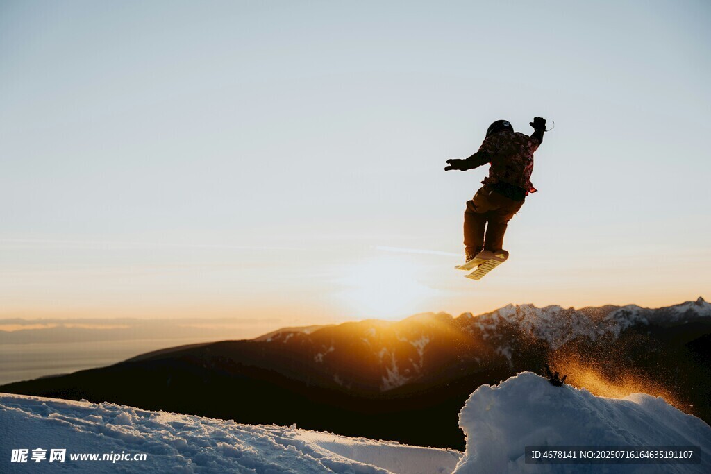 夕阳下滑雪者腾空瞬间