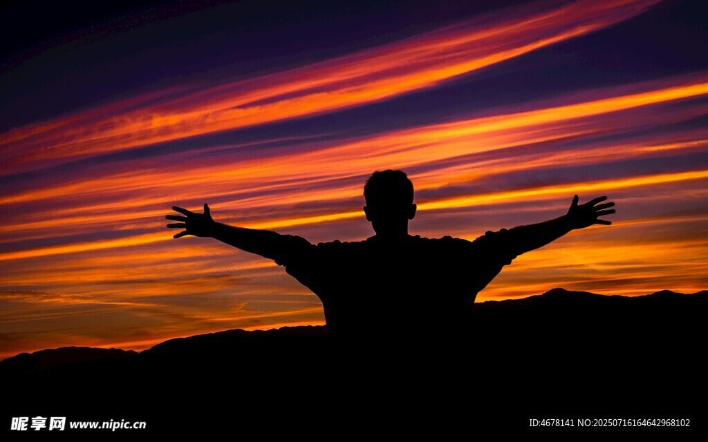 夕阳下张开双臂的身影
