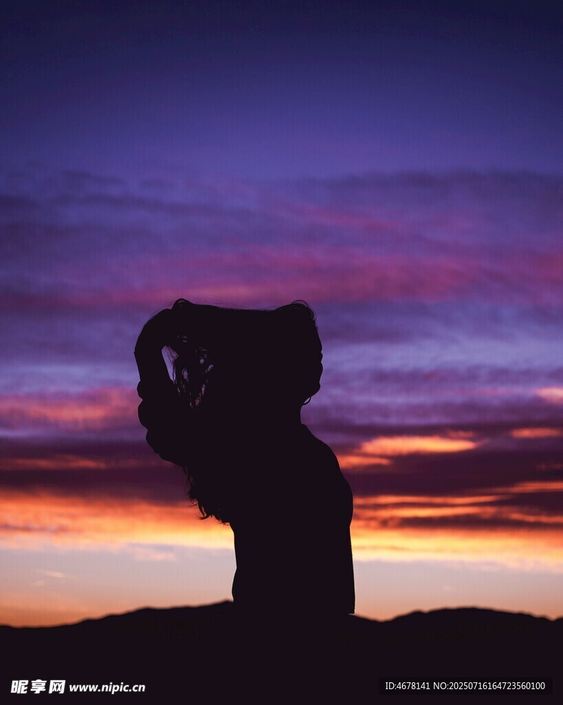夕阳下的摄影者剪影