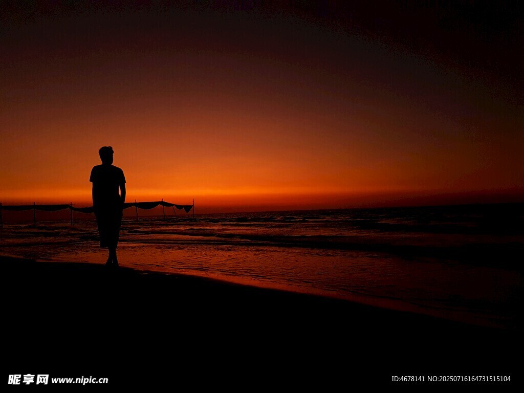 夕阳下海边的孤独身影
