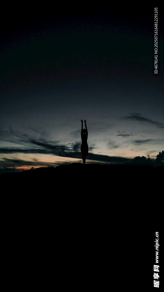 日落时分的塔吊剪影