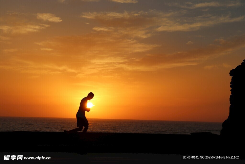 夕阳下的独行者