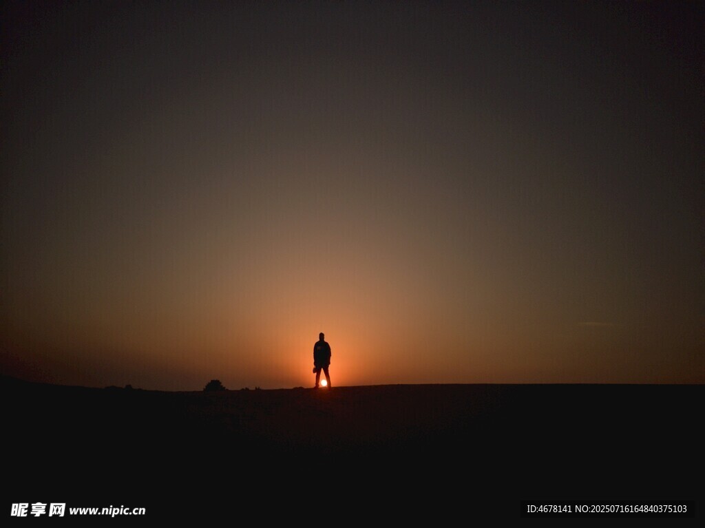 夕阳下的孤独身影