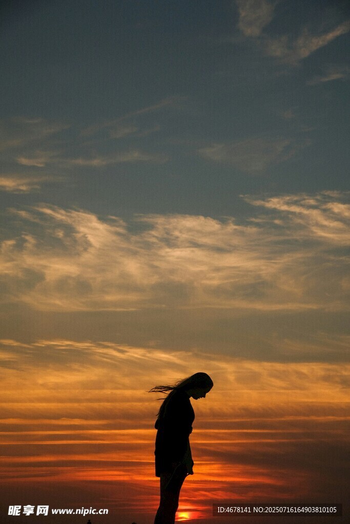 夕阳下的孤独身影
