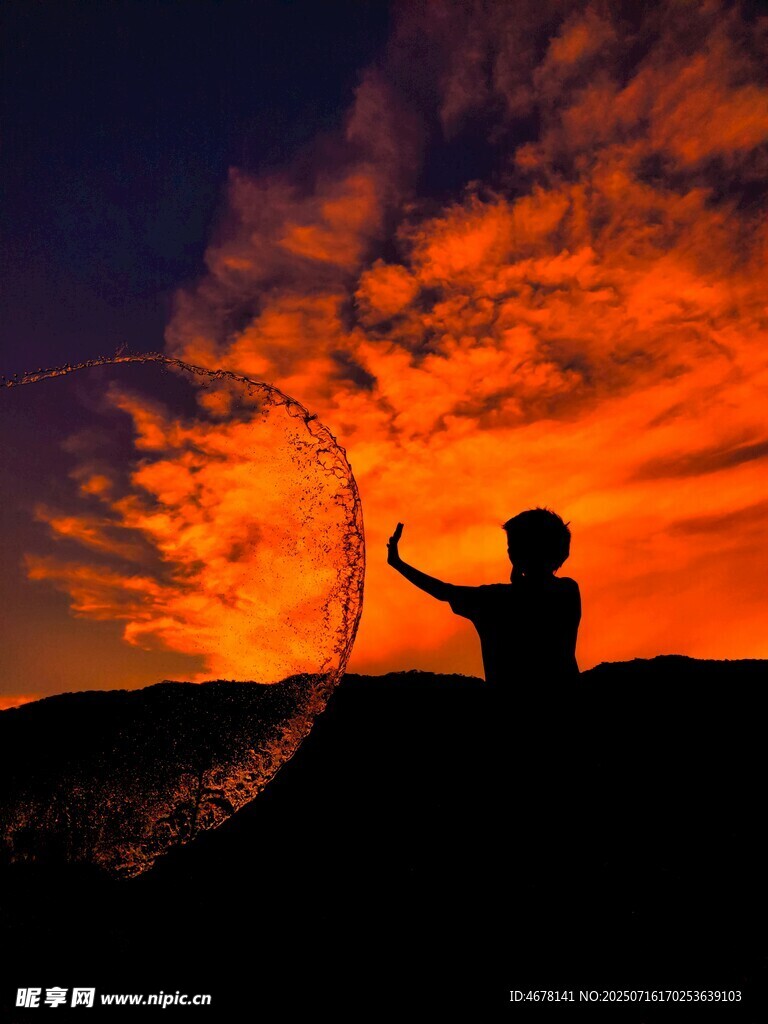 夕阳下的撒沙者剪影