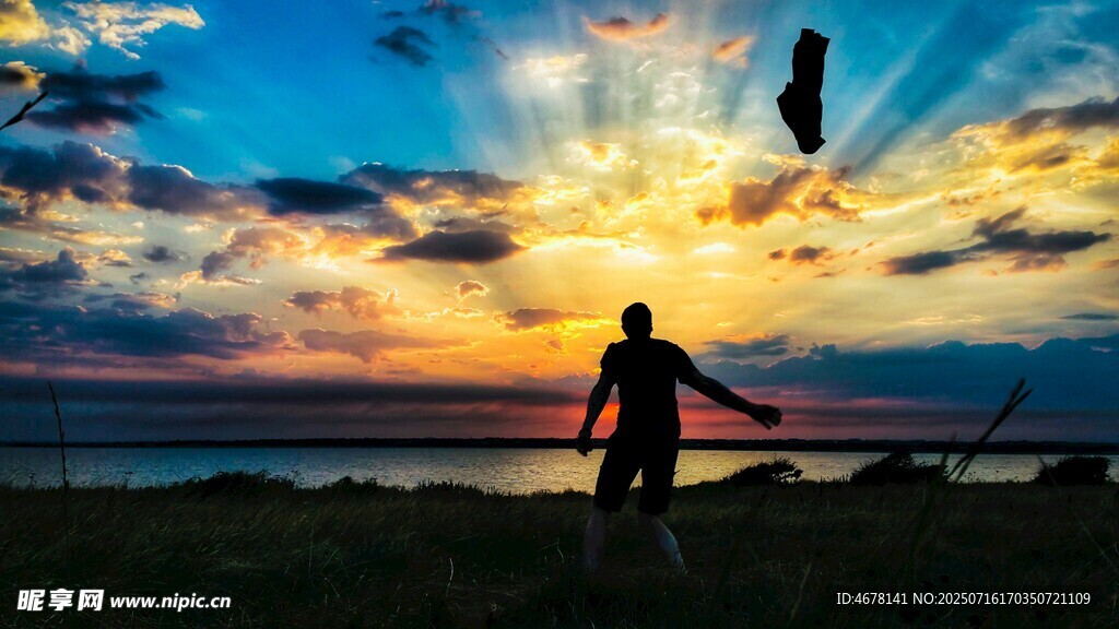 夕阳下的风筝放飞者