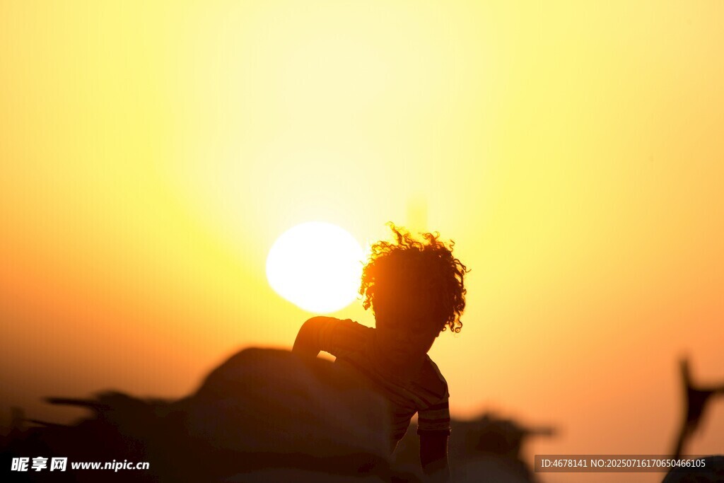 夕阳下的人物剪影