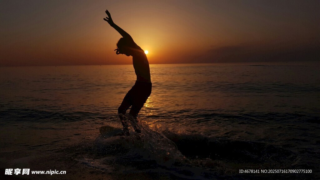 夕阳下海边起舞的曼妙身影