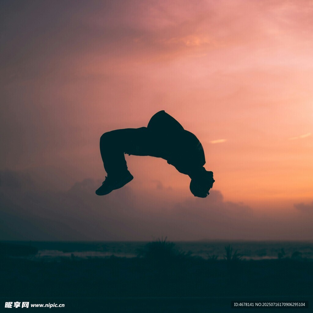 夕阳下的空中跳跃身影
