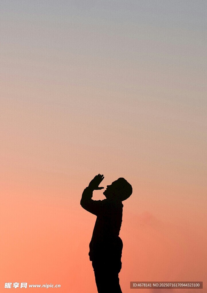 夕阳下的摄影者剪影