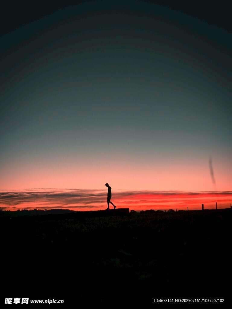 夕阳下的孤独身影