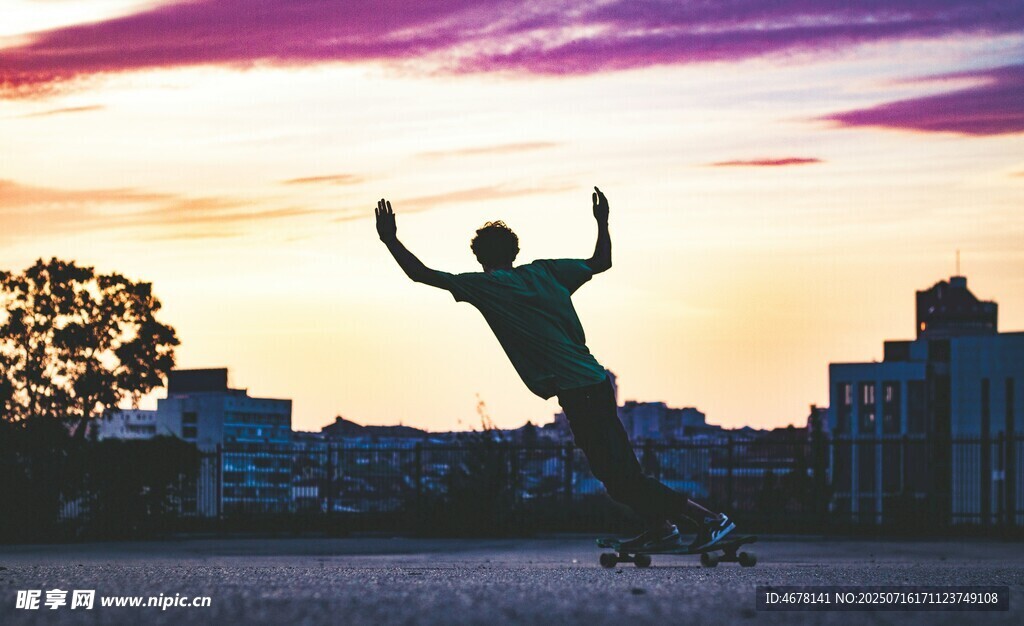 夕阳下舞者的动感身姿
