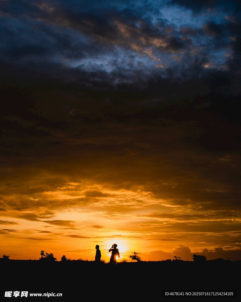 夕阳下的浪漫情侣剪影