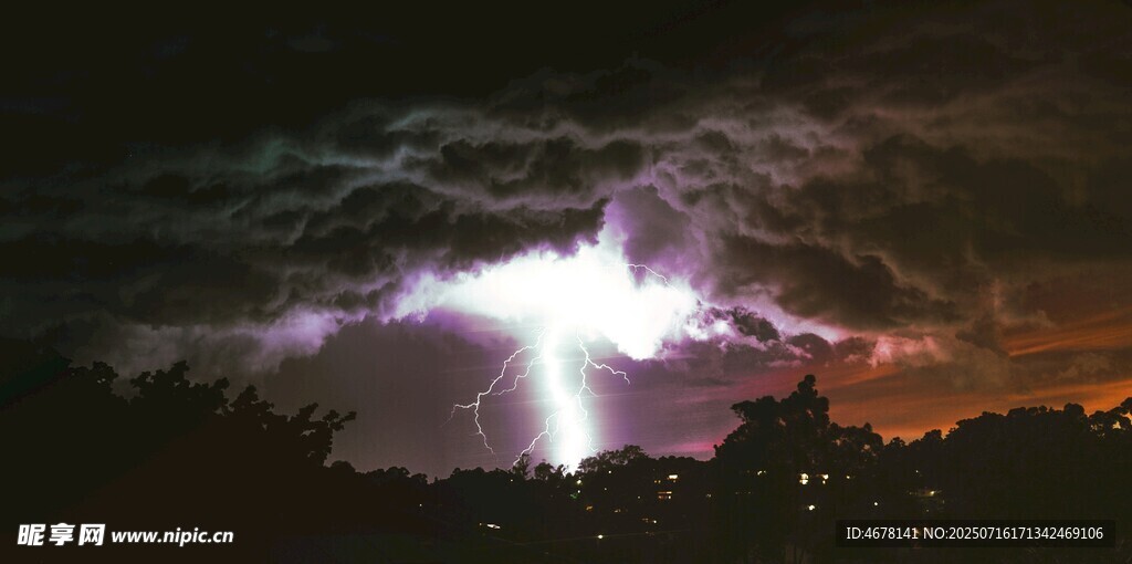 夜空中的绚烂闪电