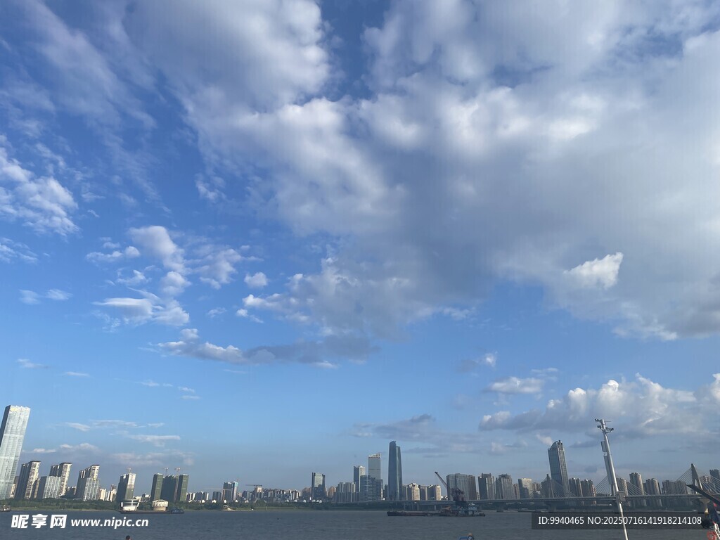 城市天际线与蓝天白云