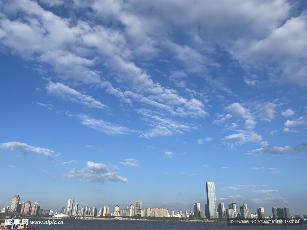 城市天际线与蓝天白云