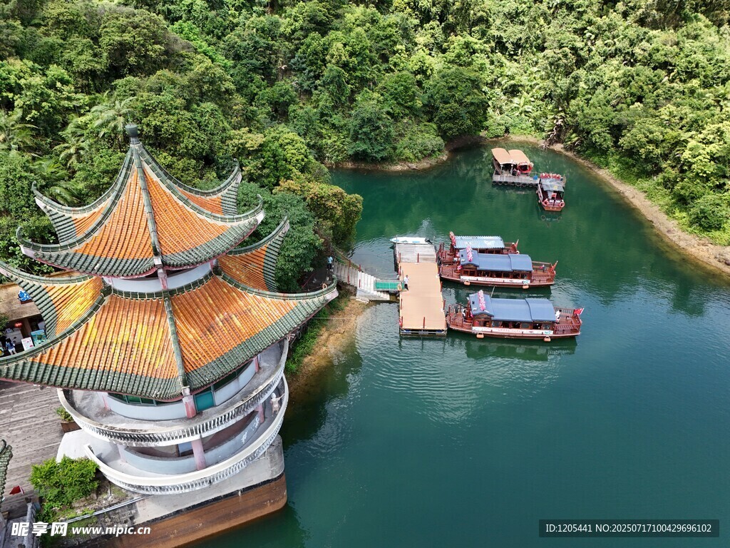 航拍肇庆鼎湖山亭台楼阁湖景