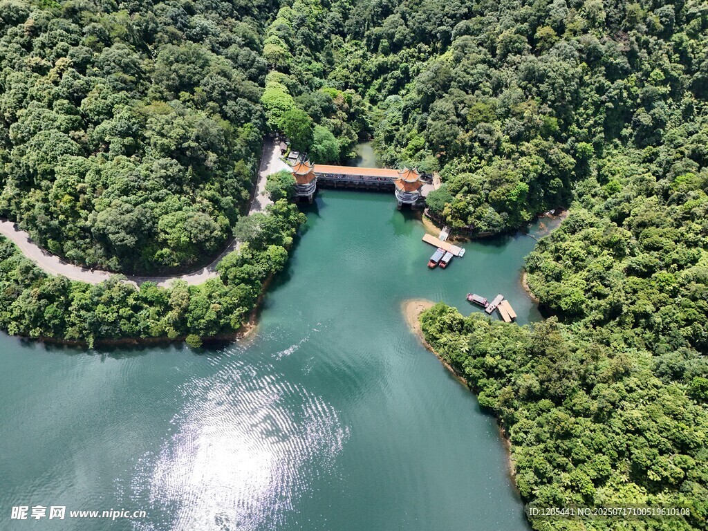 航拍鸟瞰鼎湖山风景