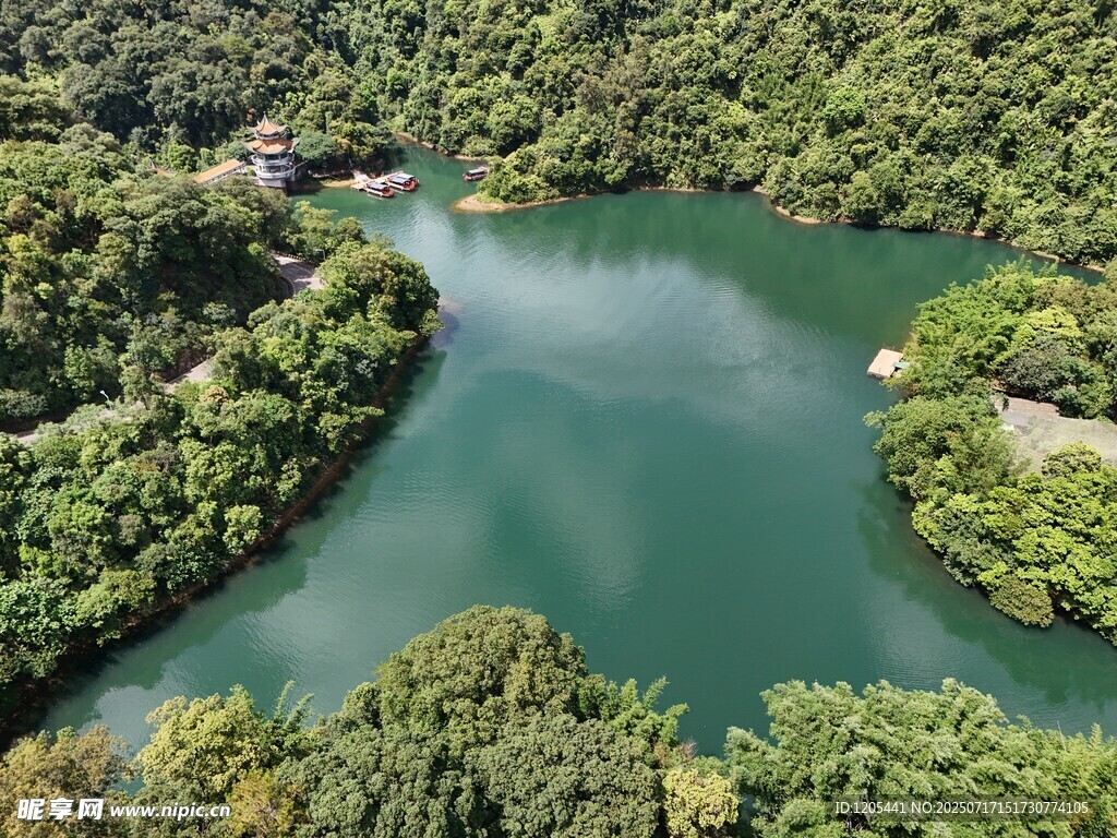 航拍鸟瞰肇庆鼎湖山湖光山水蝴蝶
