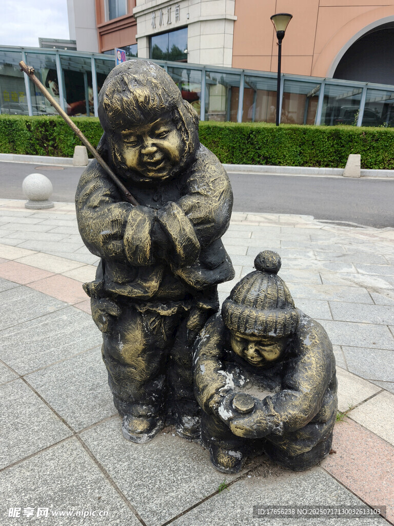 东北孩子抽冰嘎青铜雕塑