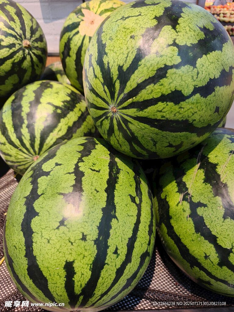 新鲜饱满的大西瓜