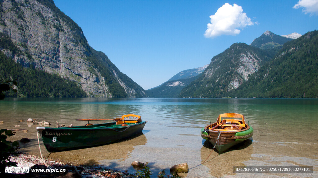 湖畔小船与壮丽山景