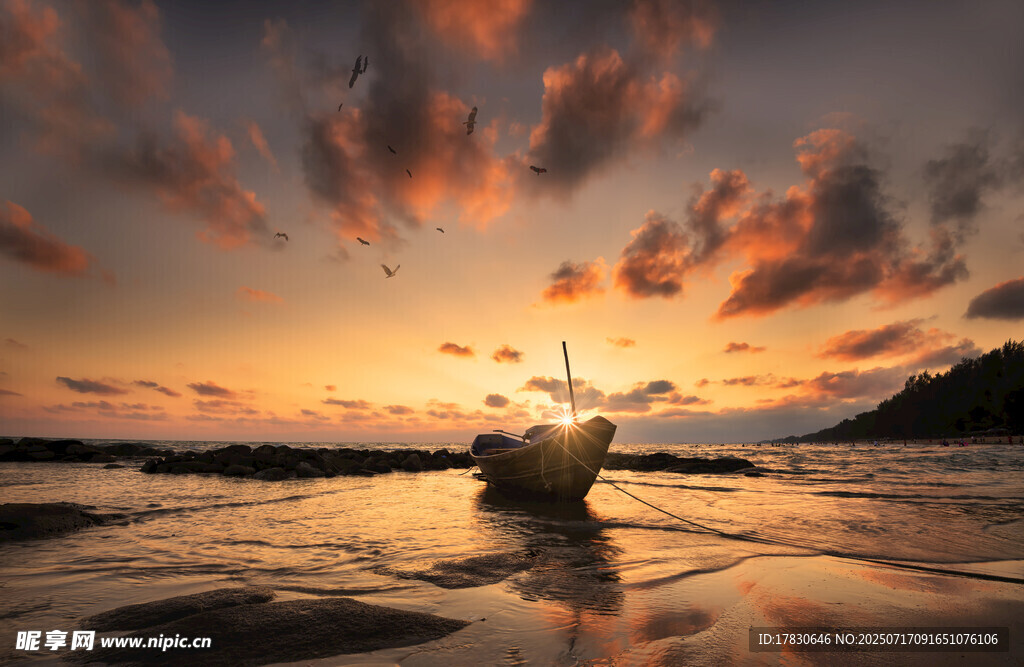 夕阳下海边停泊的船只