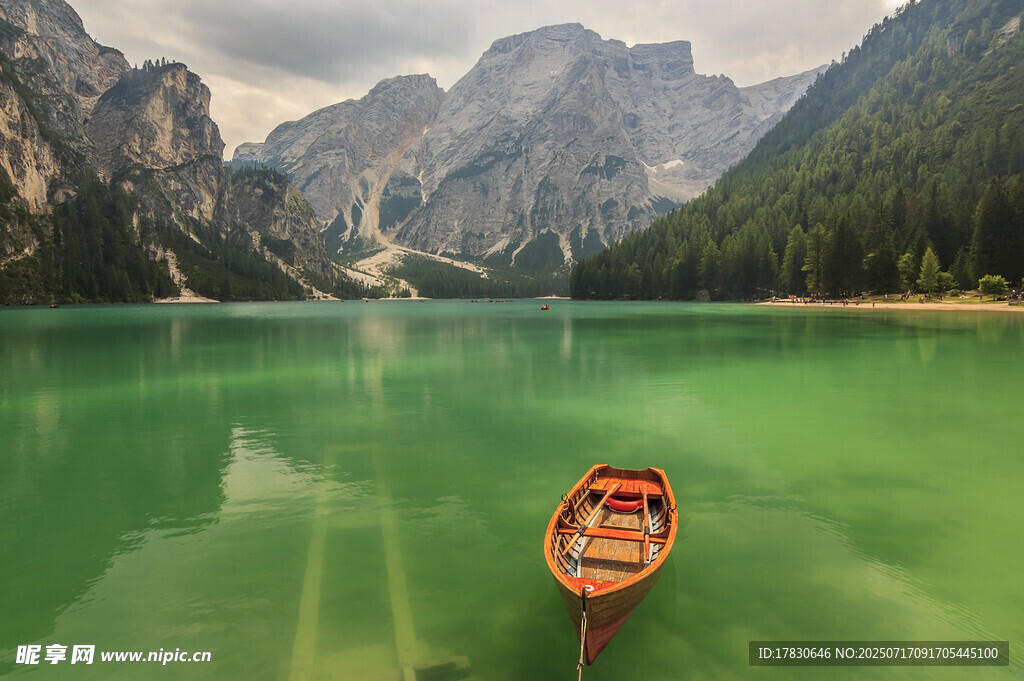 碧绿湖面上的孤舟美景