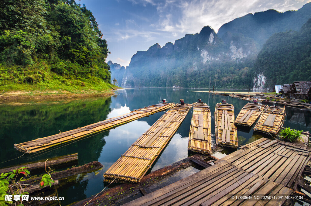 山水间的竹筏停靠美景