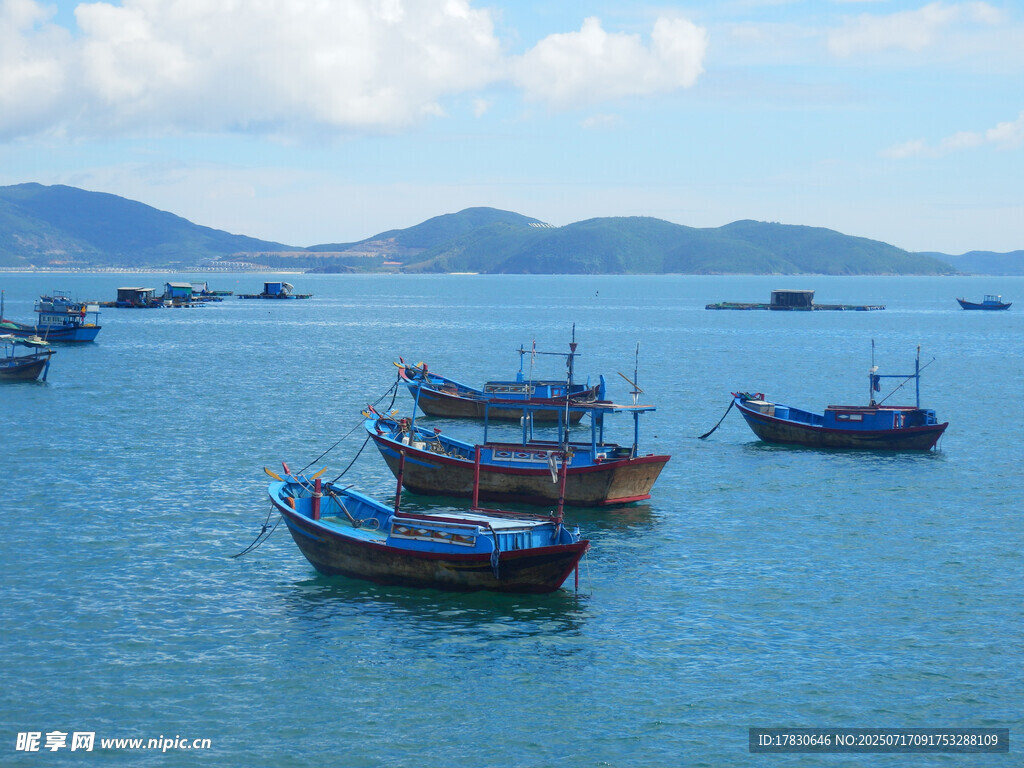 海上渔船风景