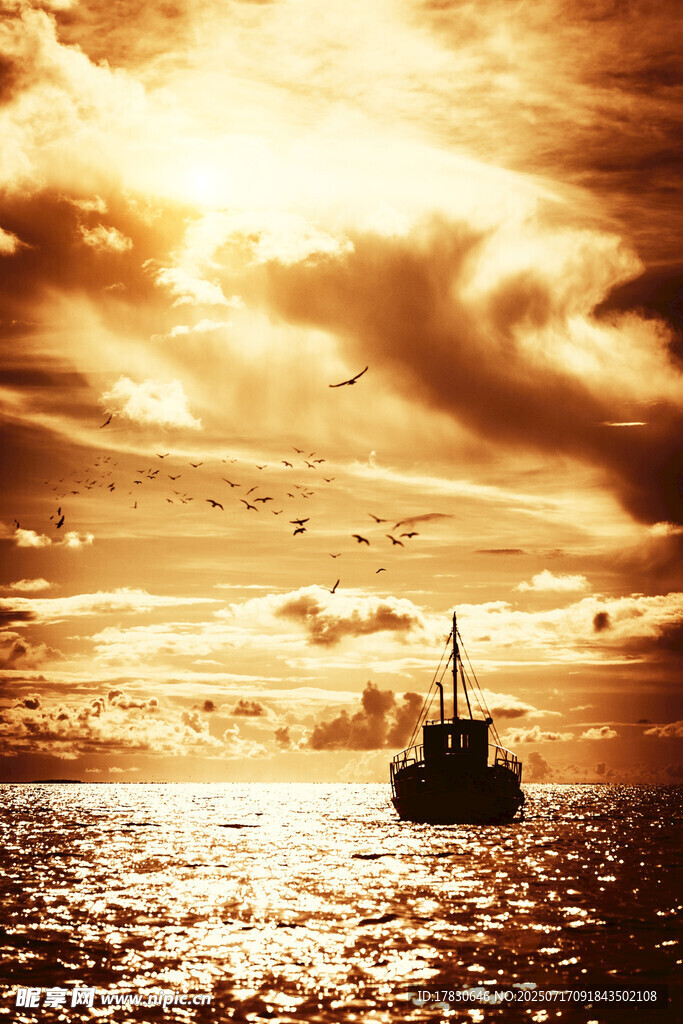 夕阳下的海上孤舟