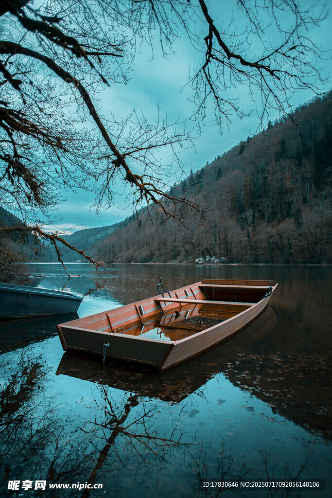 静谧湖面的孤舟美景