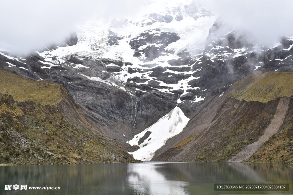 雪山湖泊美景