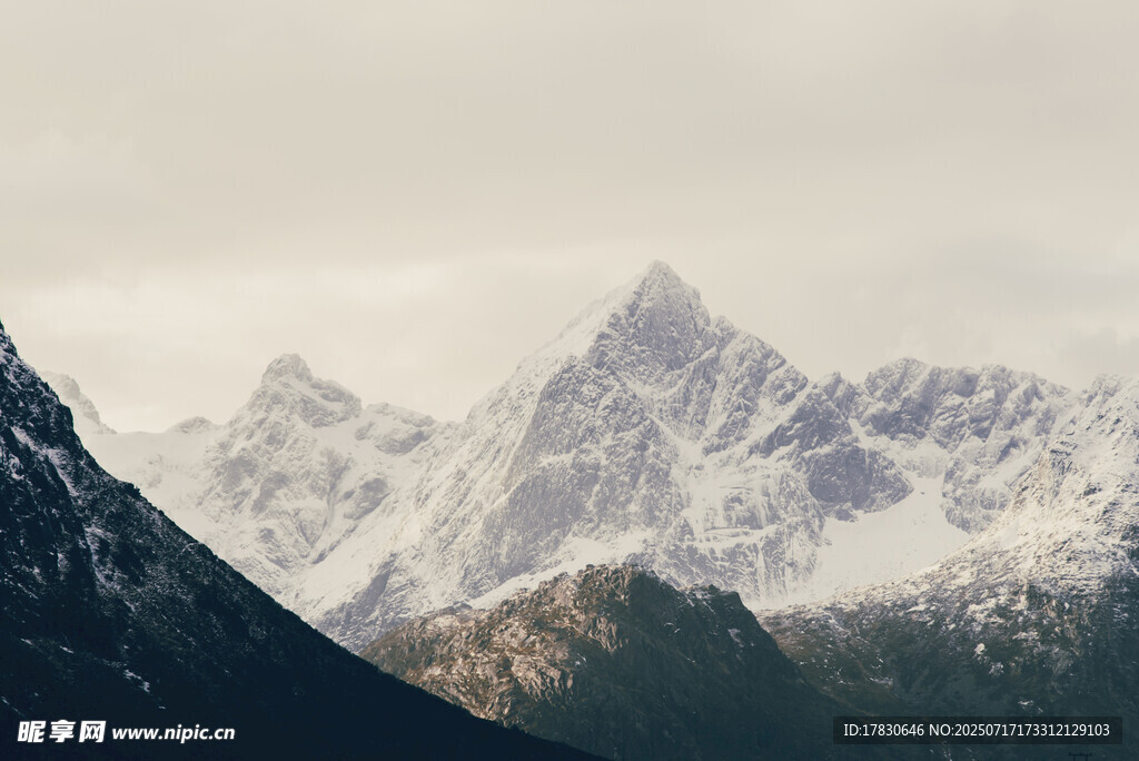 壮丽雪山景观