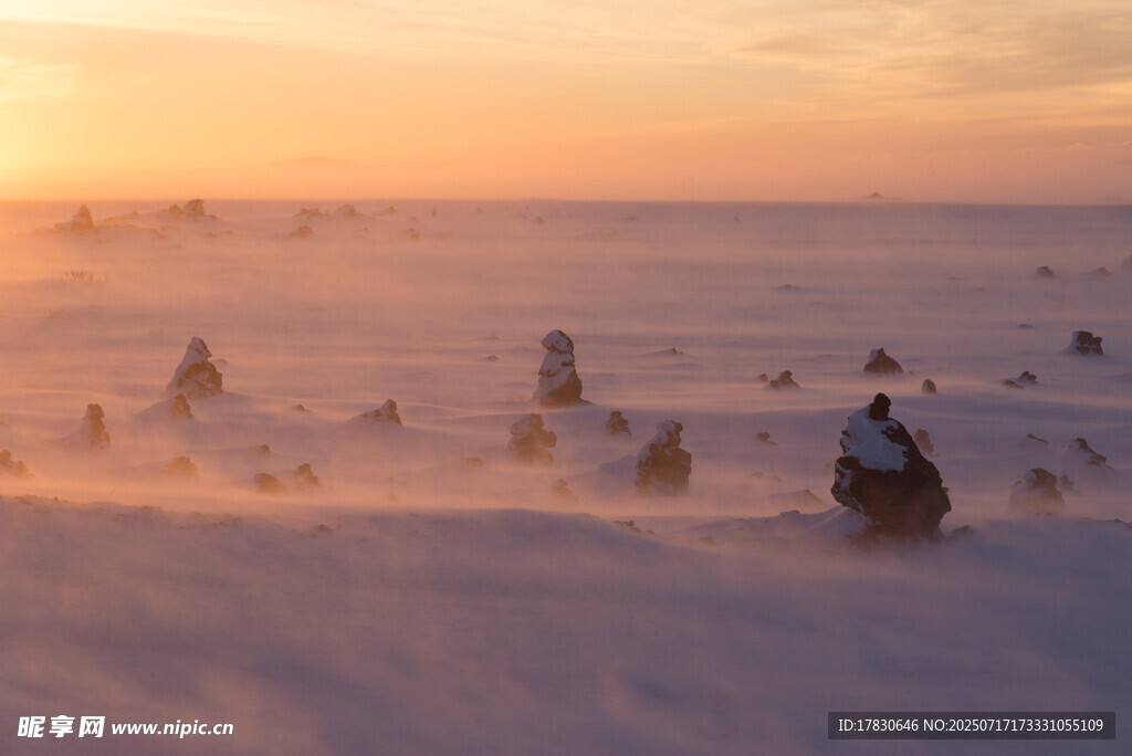 雪地摩托夕阳下的驰骋