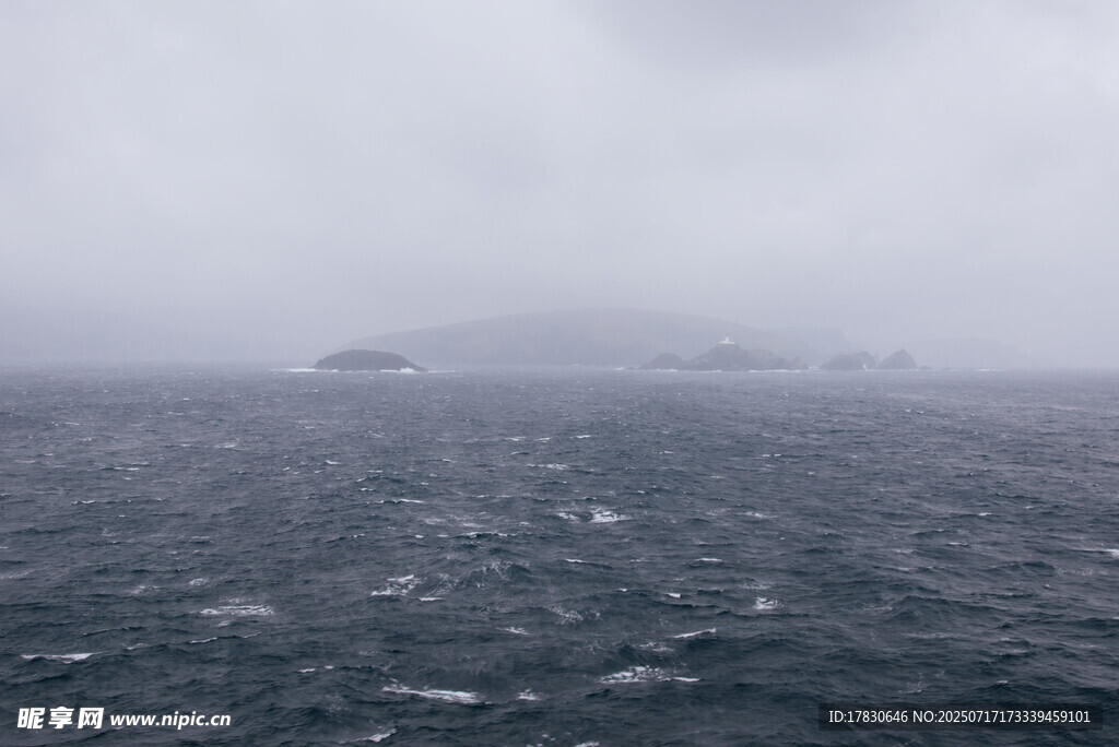 海上雾中岛屿景象