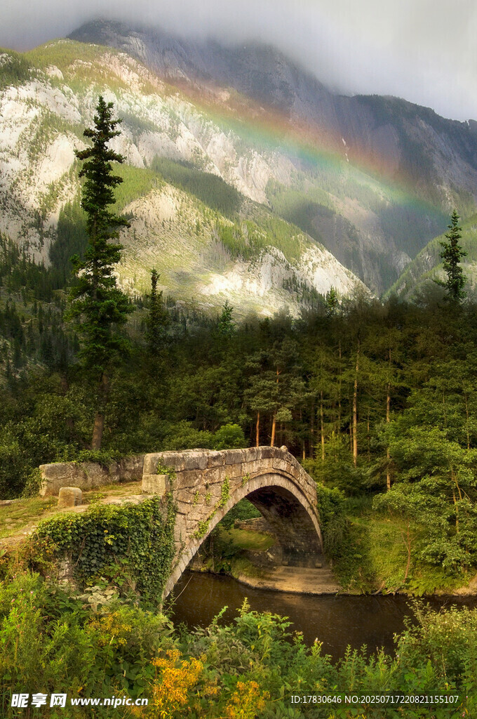 山间石桥映彩虹美景