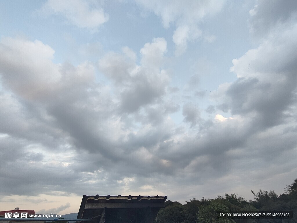 阴云笼罩下的建筑景观