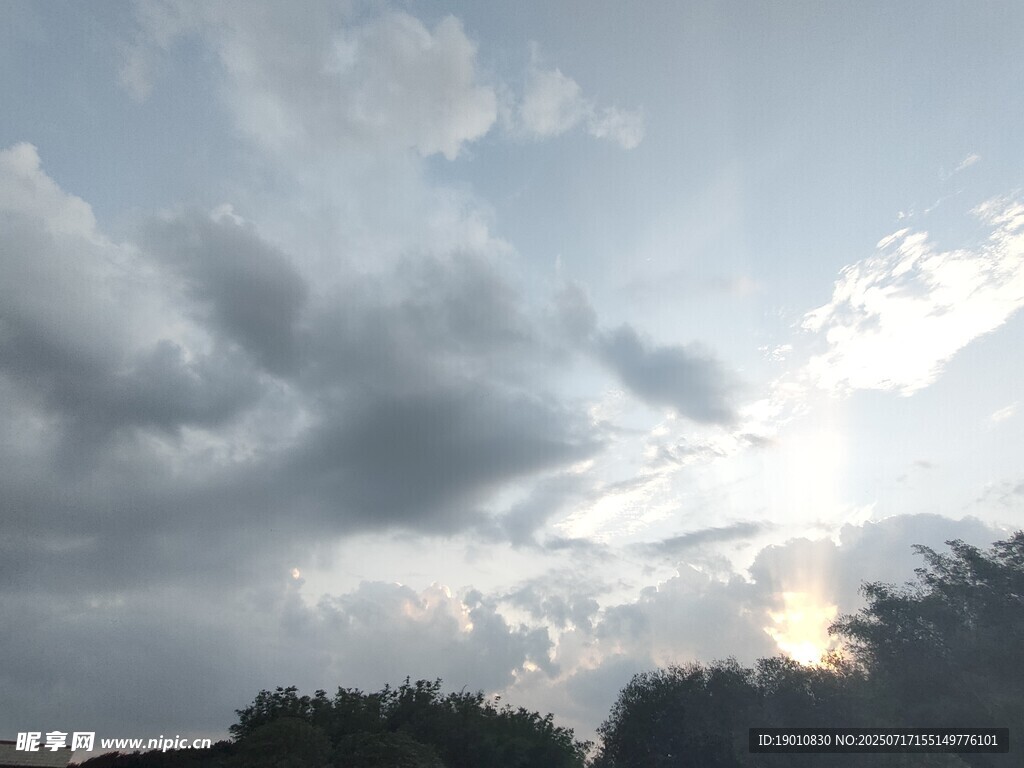 阴云密布的天空景象