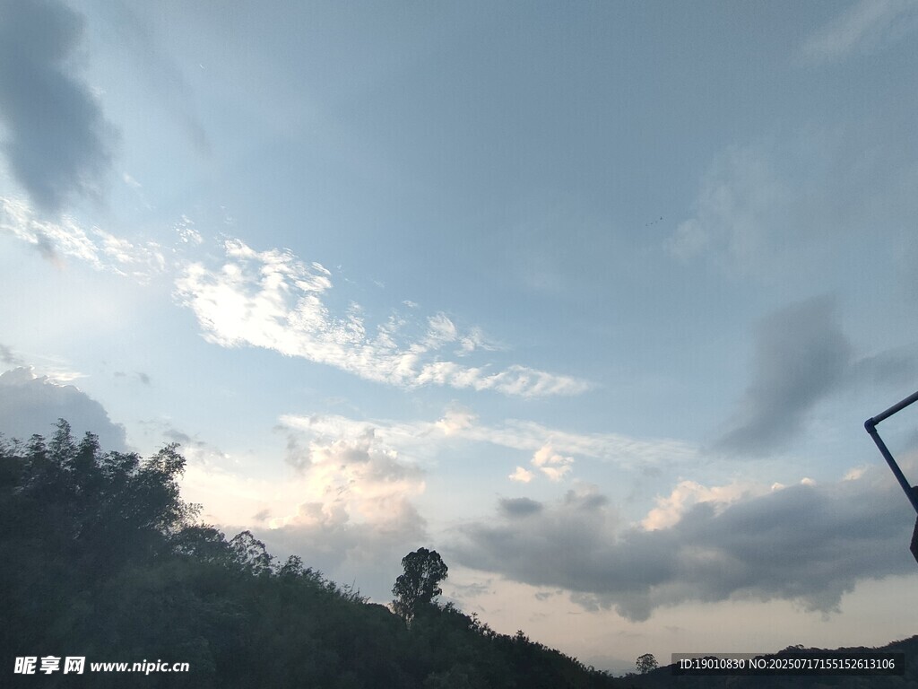 黄昏时分的天空与山林