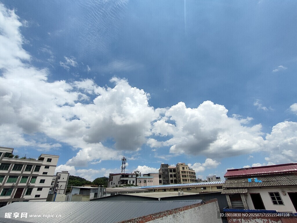 城市上空的蓝天白云景象