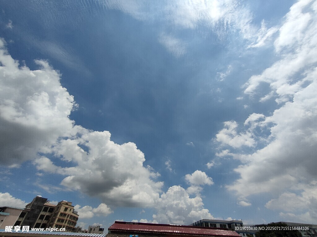 蓝天白云下的城市景象